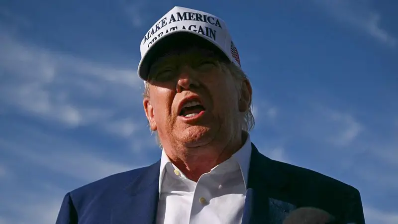 Donald Trump hablando con la prensa