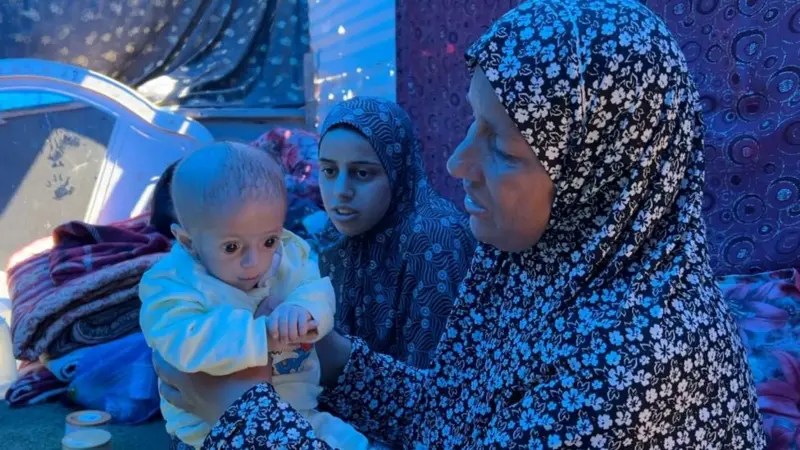 La madre de Siwar, Najwa, y su abuela, Reem, luchan para obtener suministros.