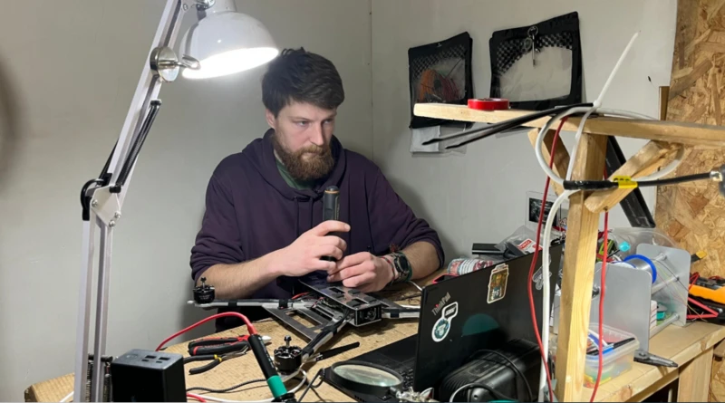 El moderador trabaja en drones ucranianos de fibra óptica para usarlos contra los invasores.