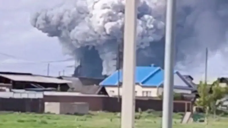 Columnas de humo saliendo de un aeródromo ruso