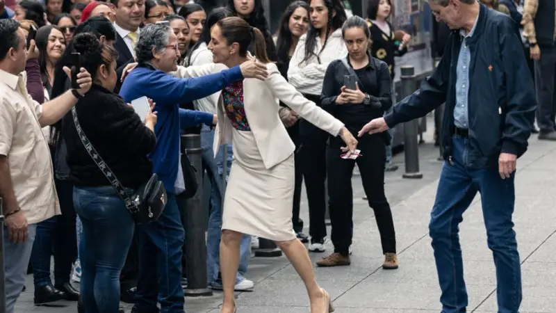 Claudia Sheinbaum saludando a un simpatizante de Morena