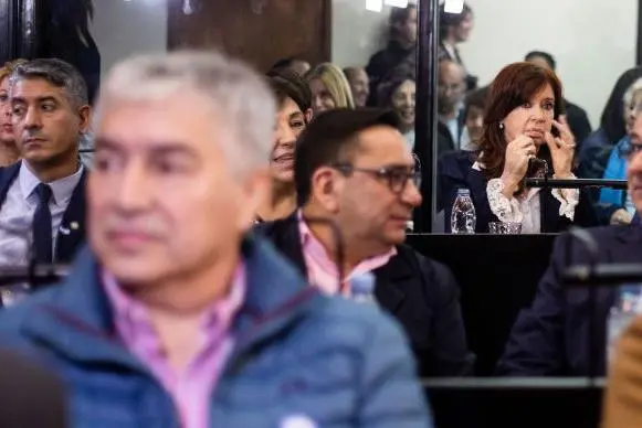 Lázaro Báez (en primer plano) y Cristina Kirchner durante el primer día del juicio por la "causa Vialidad" en mayo de 2019.