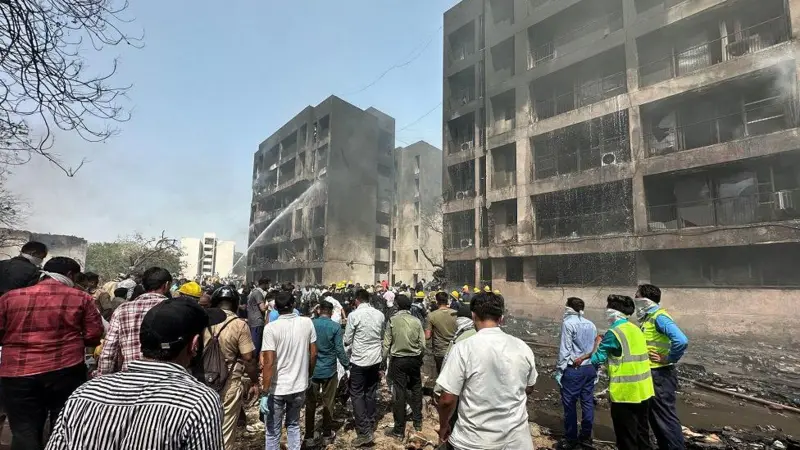 Varias personas cerca del lugar del accidente (de fondo se ven edificios incendiados)