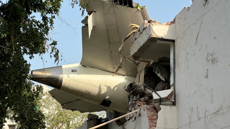Motor del avión incrustado en la pared de un edificio