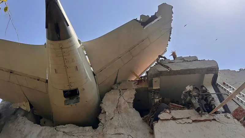 Avión incrustado en un edificio de la zona residencial cercana al aeropuerto