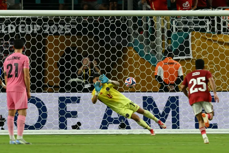  Oscar Ustari atajando un penal