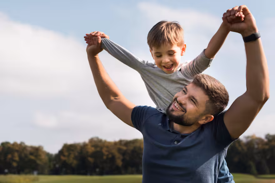 Padre con su hijo en sus hombros