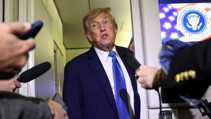 Donald Trump declarando ante la prensa