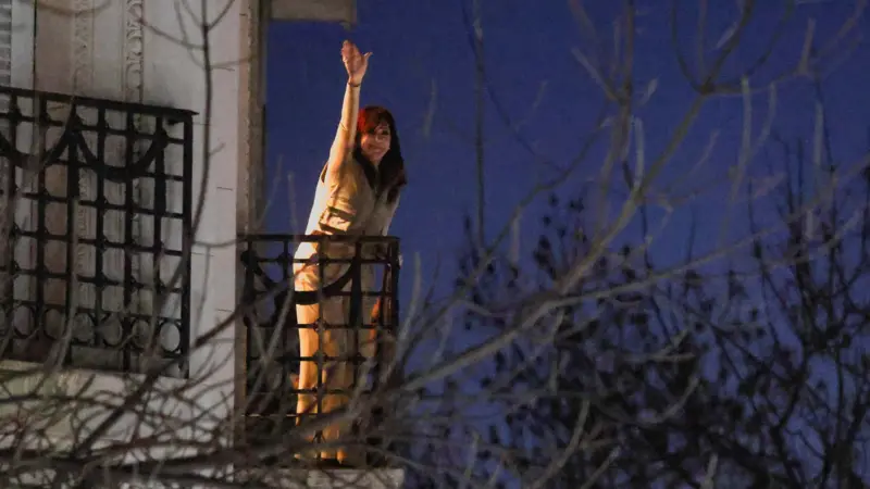 Cristina Fernández de Kirchner saludando a sus simpatizantes desde el balcón de su departamento ubicado en Constitución
