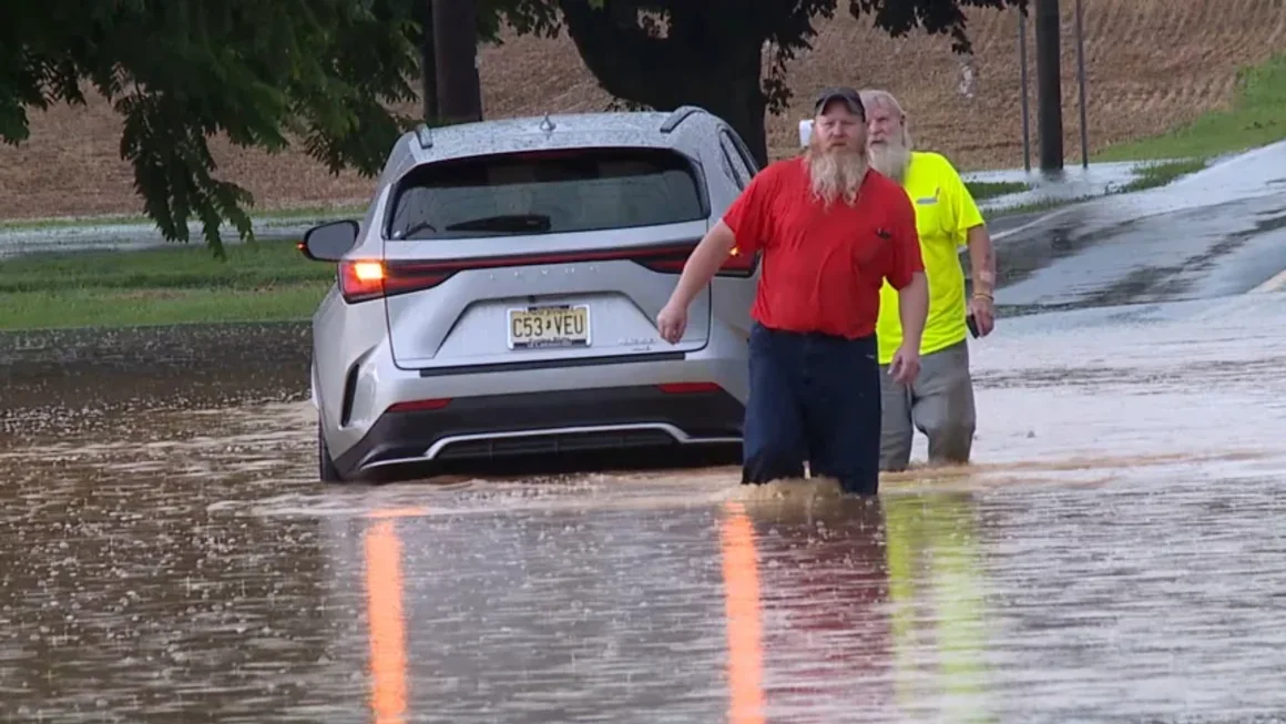 La gente camina por las aguas inundadas en el condado de Lancaster, Pensilvania.