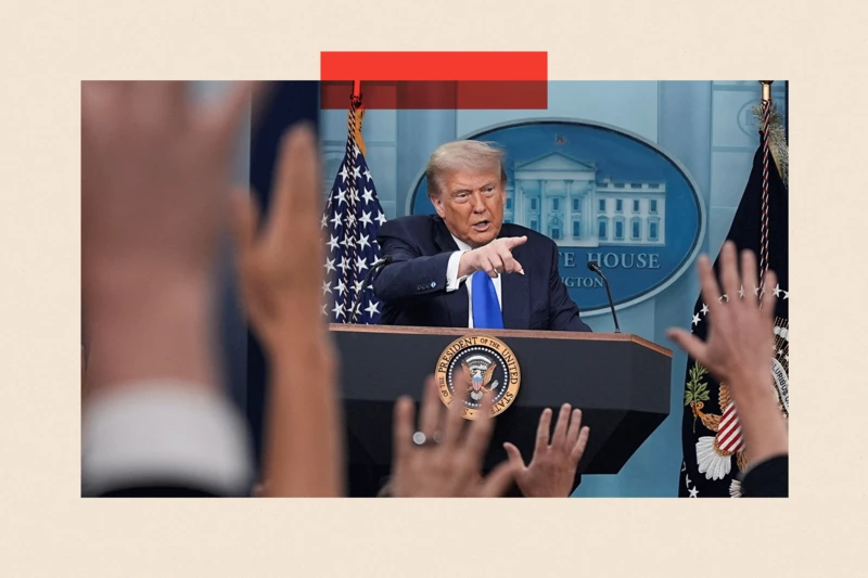 Trump señala a una audiencia, de pie detrás de un atril, mientras la gente levanta la mano para hacer preguntas