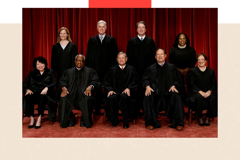 Los nueve jueces de la Corte Suprema de Estados Unidos posan para un retrato grupal con uniforme oficial negro.