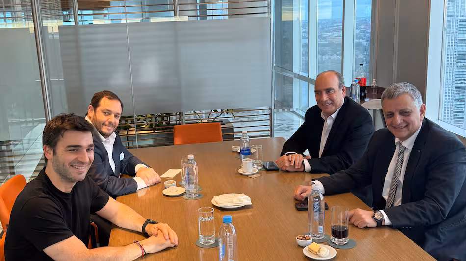 Reunión del gobernador de Chubut, el jefe de Gabinete y el presidente de YPF, Horacio Marín.