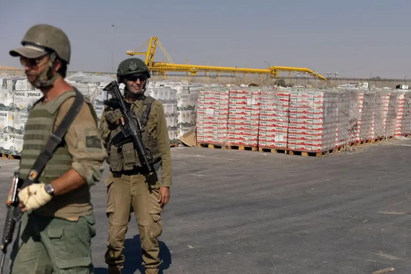 Miembros de Las Fuerzas de Defensa Israelies (FDI) en el cruce de Kerem Shalom