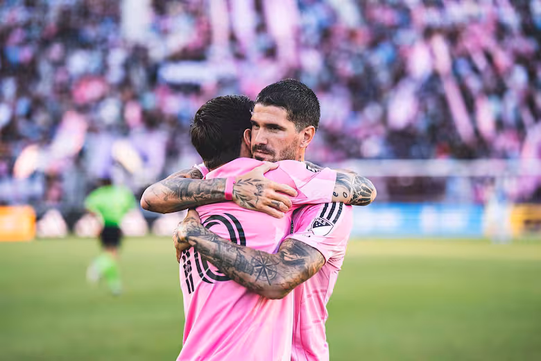El abrazo de Rodrigo De Paul y Lionel Messi tras el gol del argentino que le dio la victoria a Inter Miami