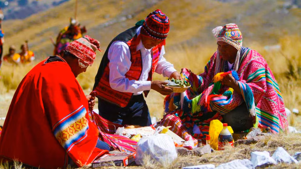 Comunidad andina rindiendo homenaje a la Pachamama