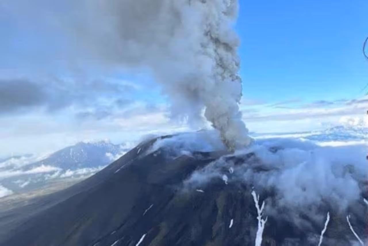 El volcán Krasheninnikov entrando en erupción