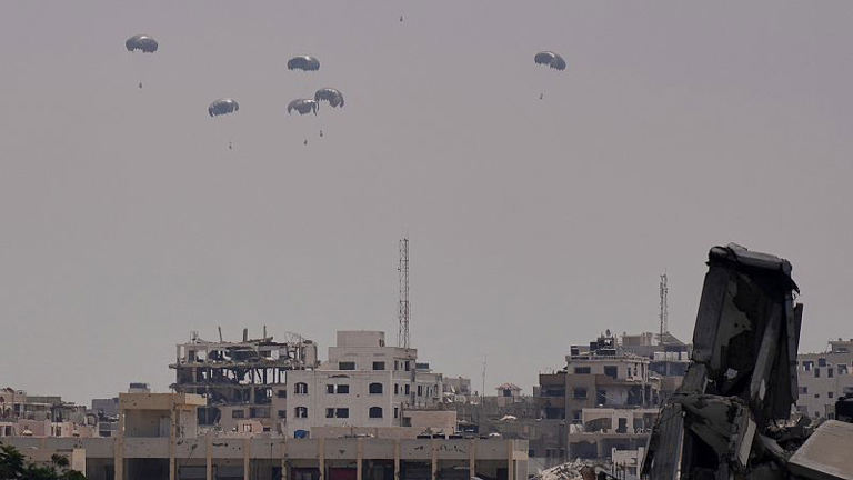Lanzamiento de ayuda humanitaria sobre Gaza por parte de la Fuerza Aérea Italiana