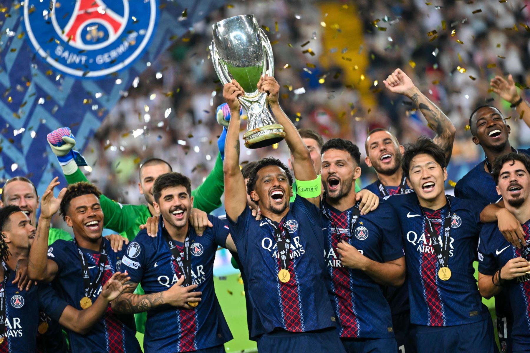 Marquinhos del Paris Saint-Germain levanta el trofeo tras ganar la final de la Supercopa de la UEFA 2025 entre el Paris Saint-Germain y el Tottenham Hotspur en Udine, Italia