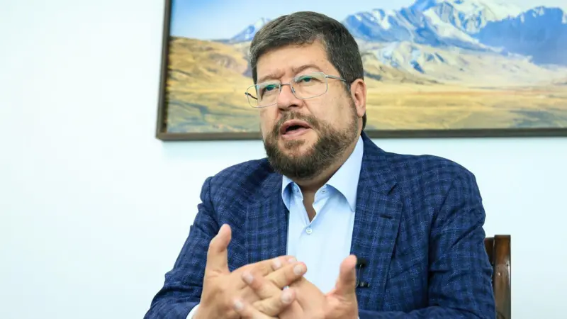 El candidato presidencial opositor boliviano, Samuel Doria Medina, habla en una entrevista en La Paz, Bolivia, el 30 de julio de 2025