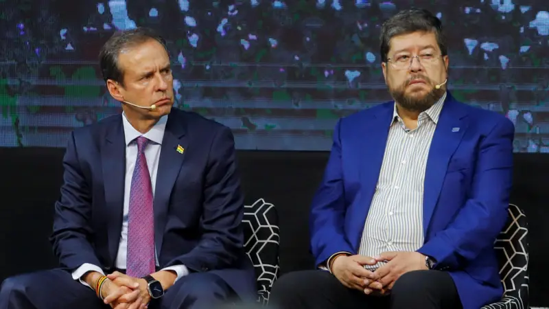 El expresidente boliviano y candidato de la alianza Libre, Jorge Tuto Quiroga, y Samuel Doria Medina, candidato del partido Unidad Nacional, en una reunión en Santa Cruz de la Sierra, Bolivia