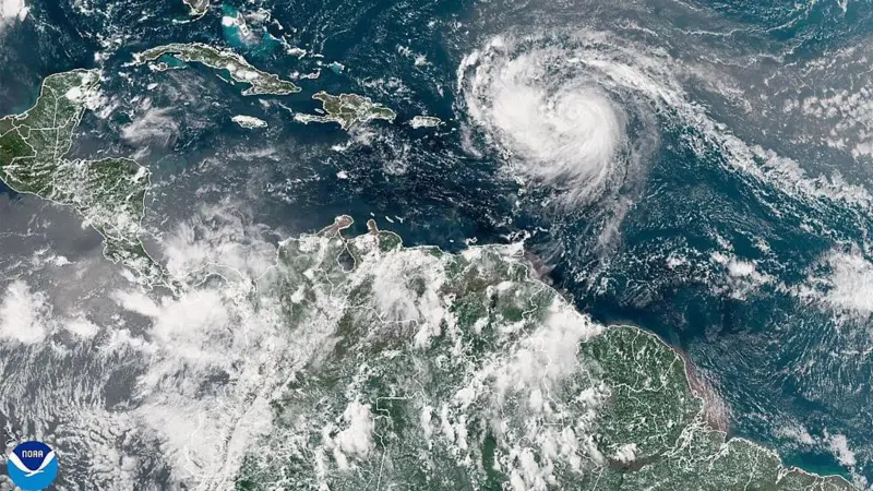 Imagen satelital del huracán Erin avanzando en el Océano Atlántico