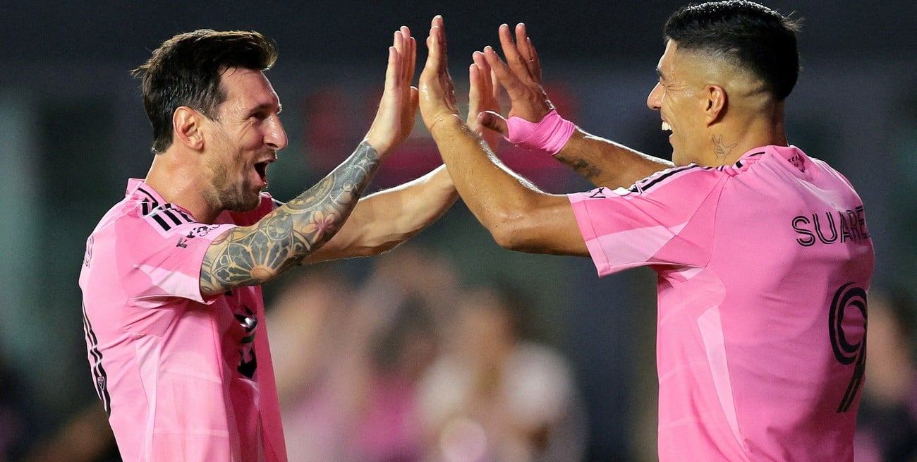 Lionel Messi celebra su gol con Luis Suárez durante el partido contra el LA Galaxy