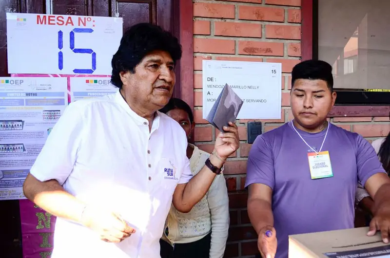 Evo morales votando
