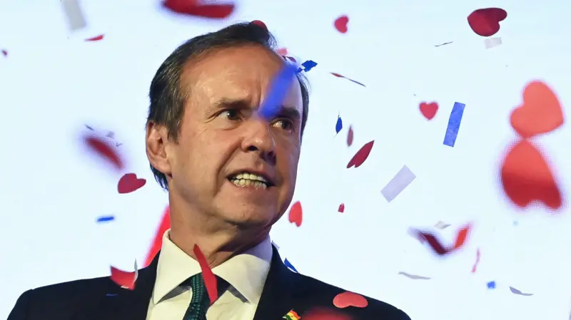 Jorge “Tuto” Quiroga bajo una lluvia de papelitos de colores