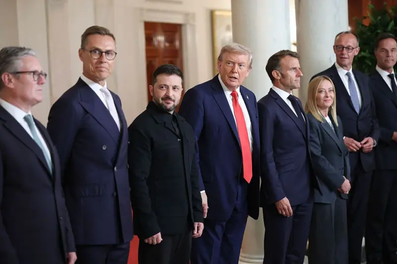 Trump, Zelensky y los líderes europeos posando para la foto oficial