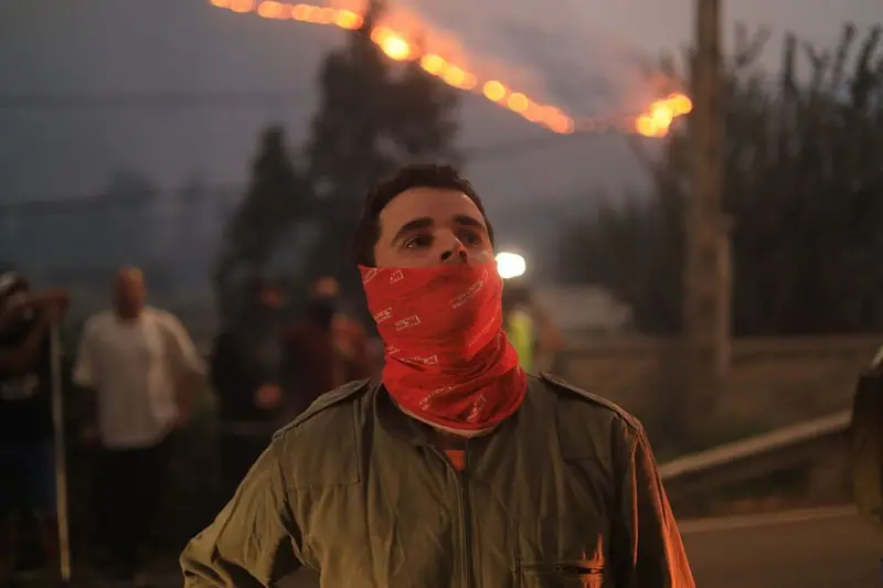 Voluntario con un pañuelo en la boca
