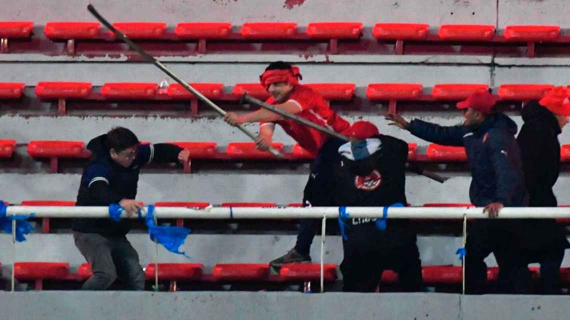Hincha de Independiente agrediendo a un hincha de la U con un palo