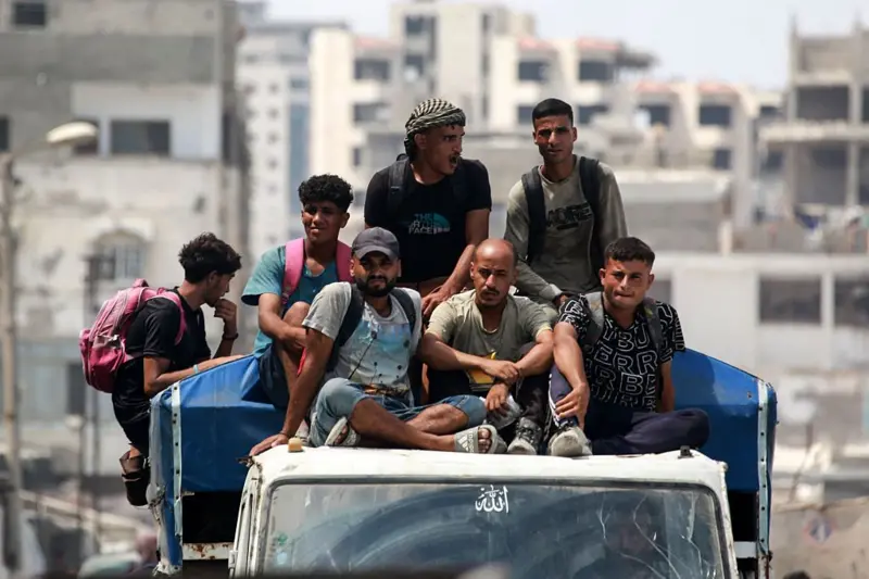 Hombres palestinos viajando a bordo de una camioneta