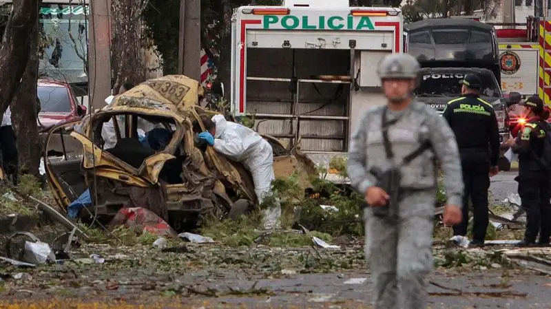 Restos de un vehículo destrozado en Cali por las explosiones este jueves 21 de agosto
