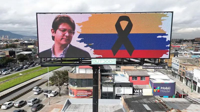 Cartel en memoria de Uribe Turbay en Bogotá