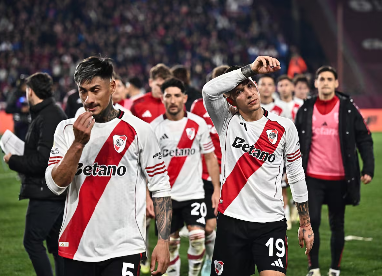 Jugadores de River se van decepcionados