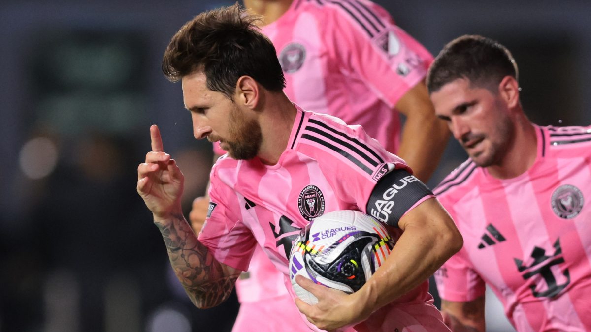 Lionel Messi señala al cielo con la pelota en mano tras anotar para Inter Miami ante Orlando City