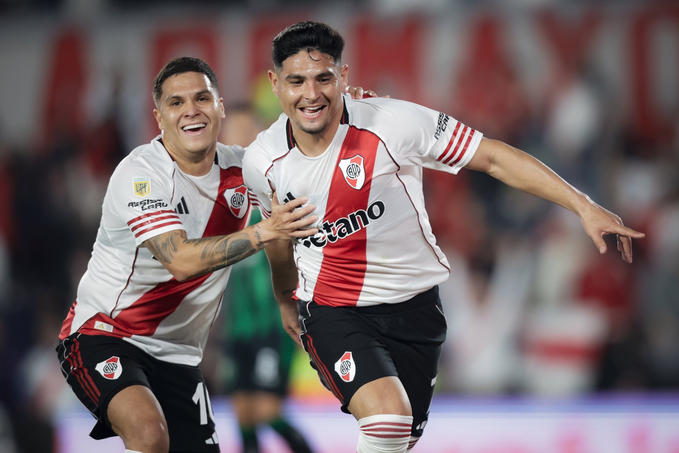 Quintero y Salas celebran el gol de River ante San Martín de San Juan