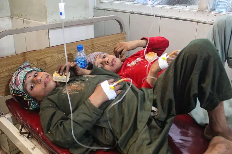 Niños afganos heridos reciben tratamiento con sueros intravenosos en un hospital tras el terremoto