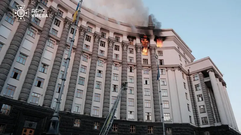 Las llamas en los últimos pisos del edificio gubernamental ucraniano