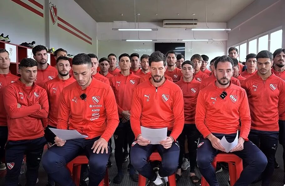 El plantel de Independiente durante el comunicado tras la eliminación en la Copa Sudamericana