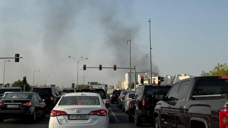 Explosiones se han escuchado en la capital de Qatar, Doha. En el horizonte se ve una columna de humo